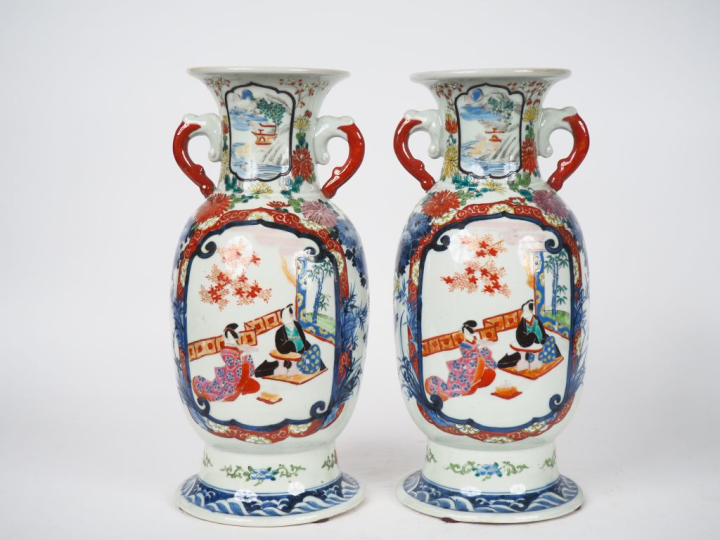Japon XXe siècle. Paire de vases  de forme balustre à décor de daymio 