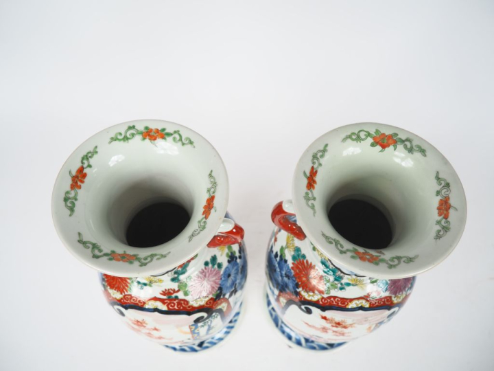 Japon XXe siècle. Paire de vases  de forme balustre à décor de daymio 