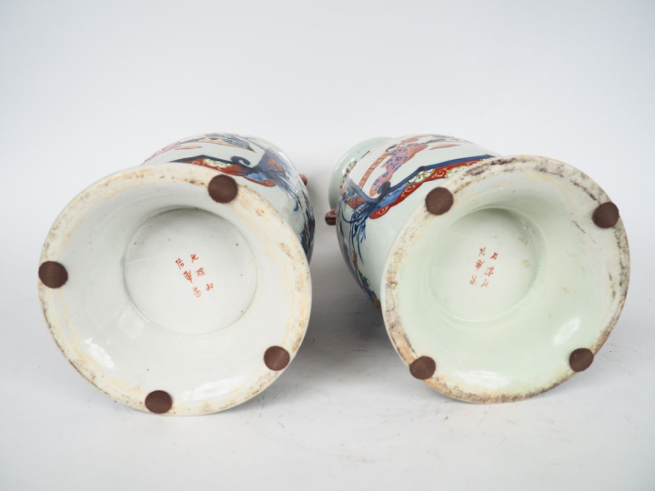 Japon XXe siècle. Paire de vases  de forme balustre à décor de daymio 