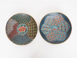 Vente aux enchères Japon, vers 1900,  Deux plats en émaux cloisonnés sur cuivre à décor d