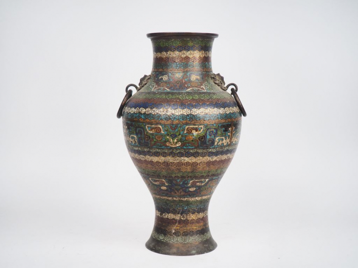Japon, vers 1900, Important vase balustre en bronze et émaux champlevé
