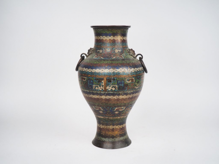 Japon, vers 1900, Important vase balustre en bronze et émaux champlevé