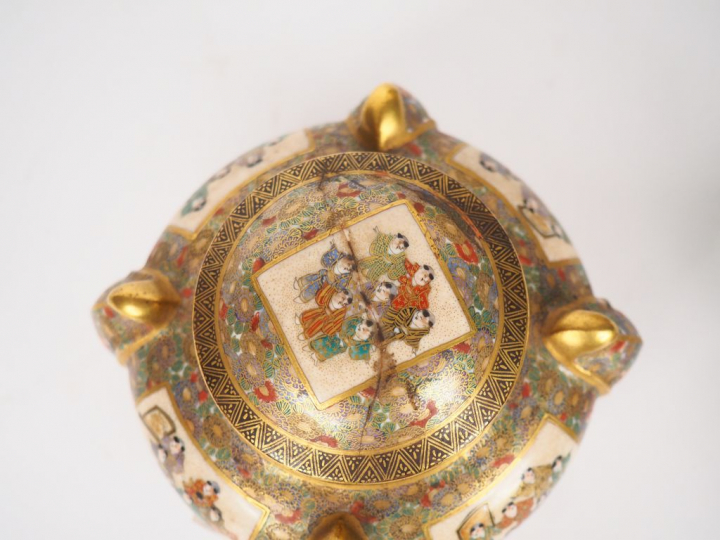 Japon, vers 1900, Ensemble de trois objets en faïence de satsuma compr