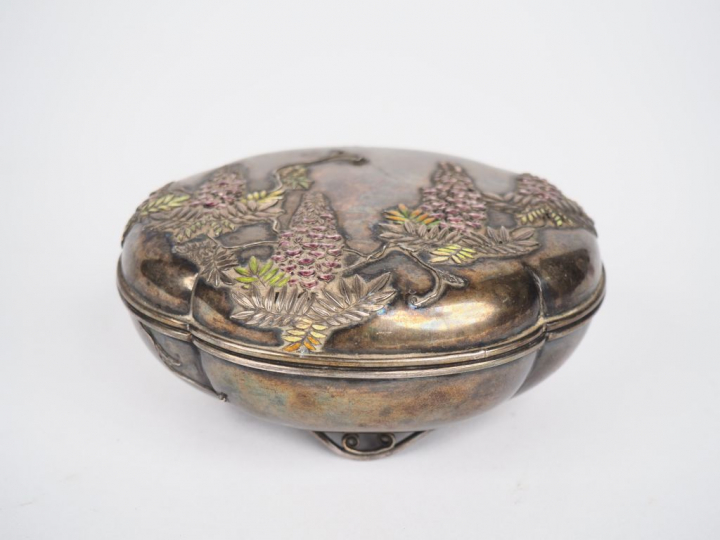 Japon, période Meiji (1868-1912) Boîte couverte floriforme en argent v