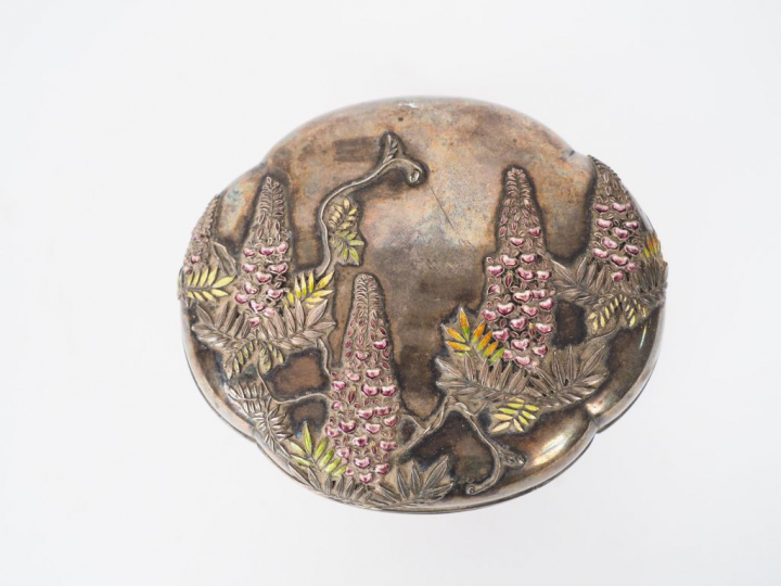 Japon, période Meiji (1868-1912) Boîte couverte floriforme en argent v