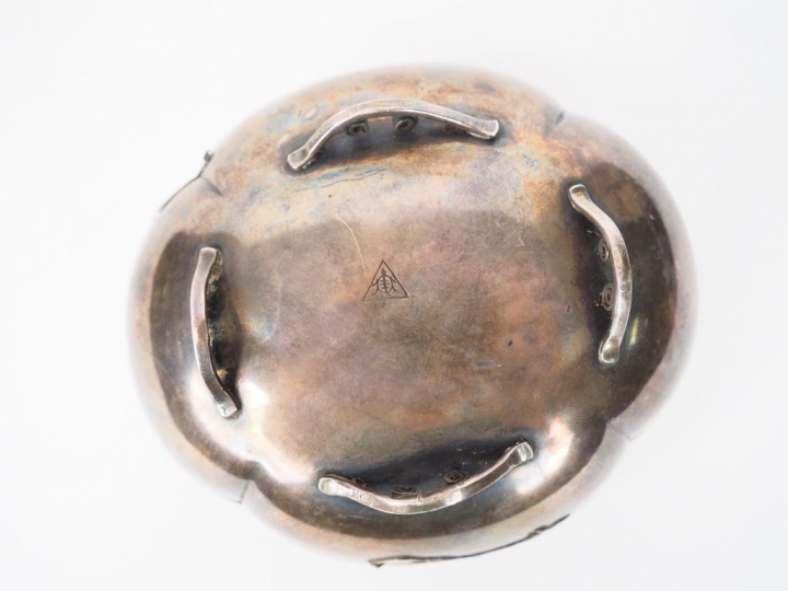 Japon, période Meiji (1868-1912) Boîte couverte floriforme en argent v