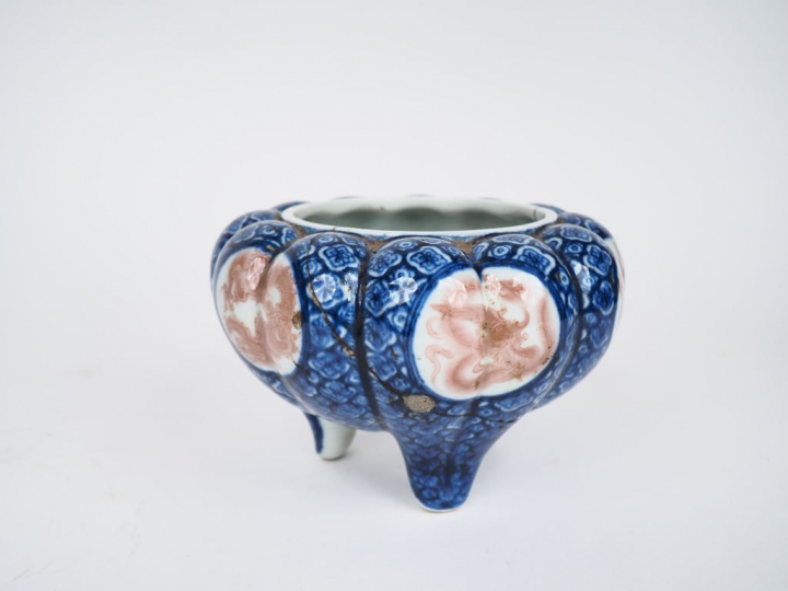 Japon, Période Meiji (1868-1912) Coupe floriforme tripode en porcelain