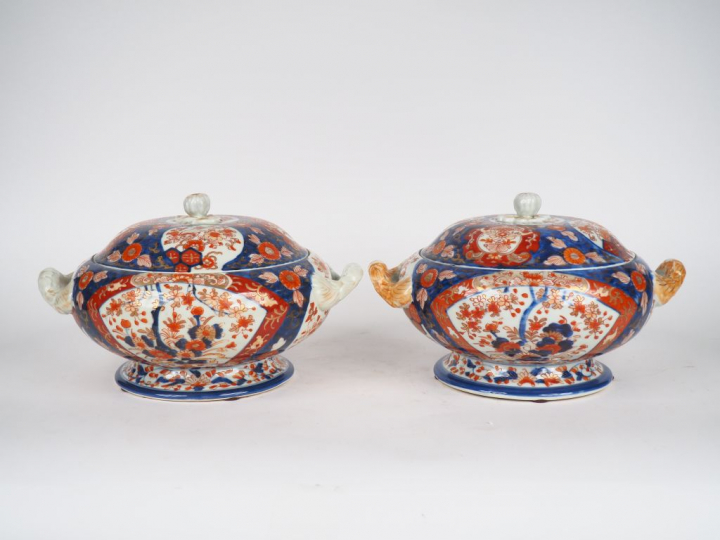 Japon, Xxe siècle,  Deux bouillons couverts en porcelaine d'Imari à dé