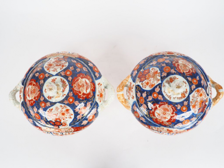 Japon, Xxe siècle,  Deux bouillons couverts en porcelaine d'Imari à dé