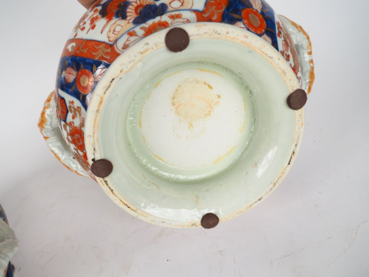 Japon, Xxe siècle,  Deux bouillons couverts en porcelaine d'Imari à dé