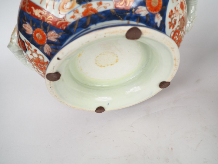 Japon, Xxe siècle,  Deux bouillons couverts en porcelaine d'Imari à dé