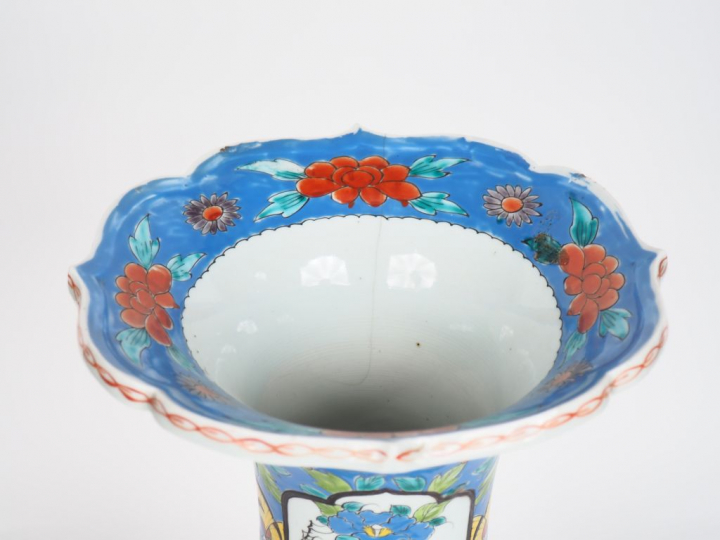 Japon Xxe siècle,  Un grand vase à long col lotiforme.  Fêle au col. H