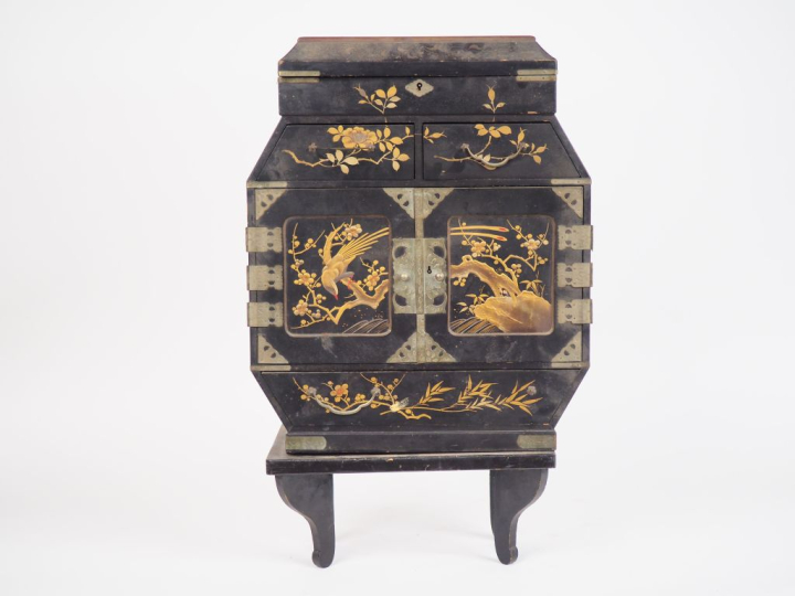 Japon,vers 1900, Petit cabinet en bois ouvrant à deux portes et tiroir