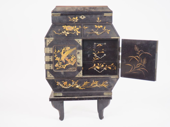 Japon,vers 1900, Petit cabinet en bois ouvrant à deux portes et tiroir