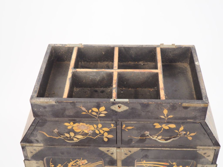 Japon,vers 1900, Petit cabinet en bois ouvrant à deux portes et tiroir