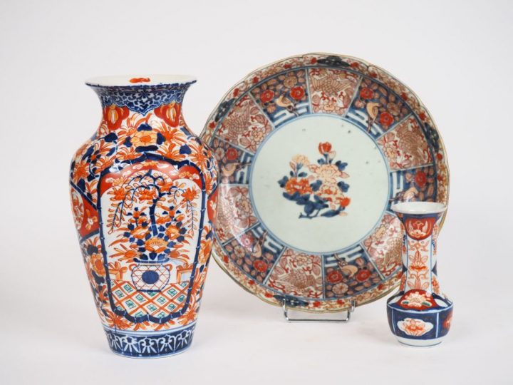 Japon, Xxe siècle, Ensemble en porcelaine d'Imari comprenant un plat f