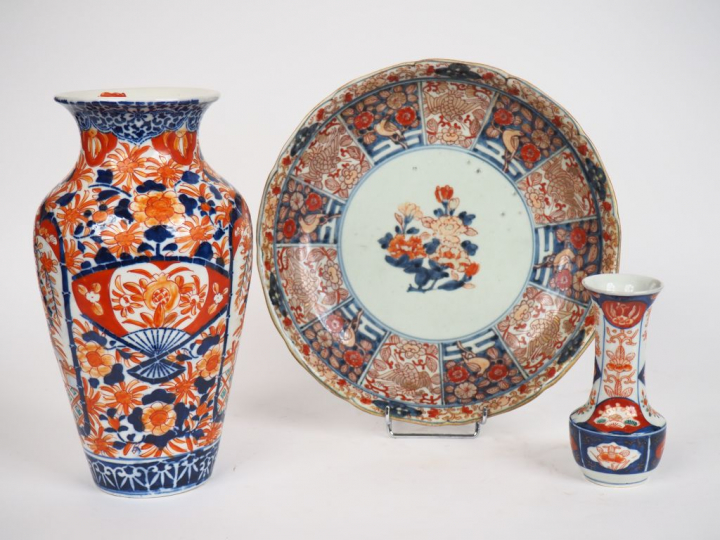 Japon, Xxe siècle, Ensemble en porcelaine d'Imari comprenant un plat f