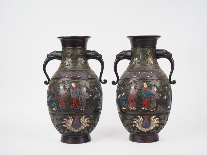 Japon, vers 1900,  Paire de vases de forme balustre en bronze et émaux