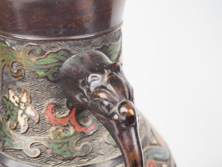 Japon, vers 1900,  Paire de vases de forme balustre en bronze et émaux