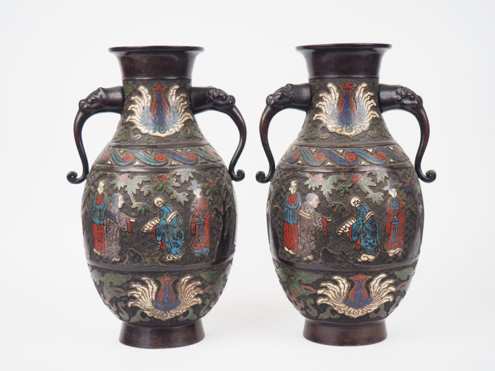 Japon, vers 1900,  Paire de vases de forme balustre en bronze et émaux
