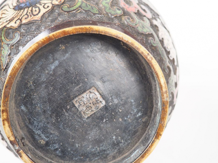 Japon, vers 1900,  Paire de vases de forme balustre en bronze et émaux