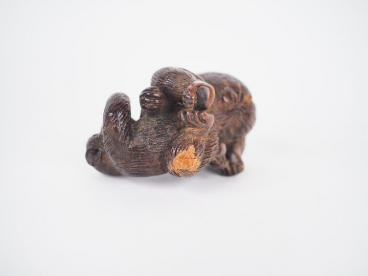 Japon, période Meiji (1868-1912)  Ensemble comprenant un netsuke en bo