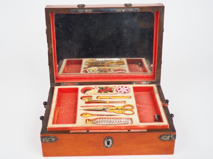 Coffret XIXème en bois et ferroneries interieur à fond de glace, conte