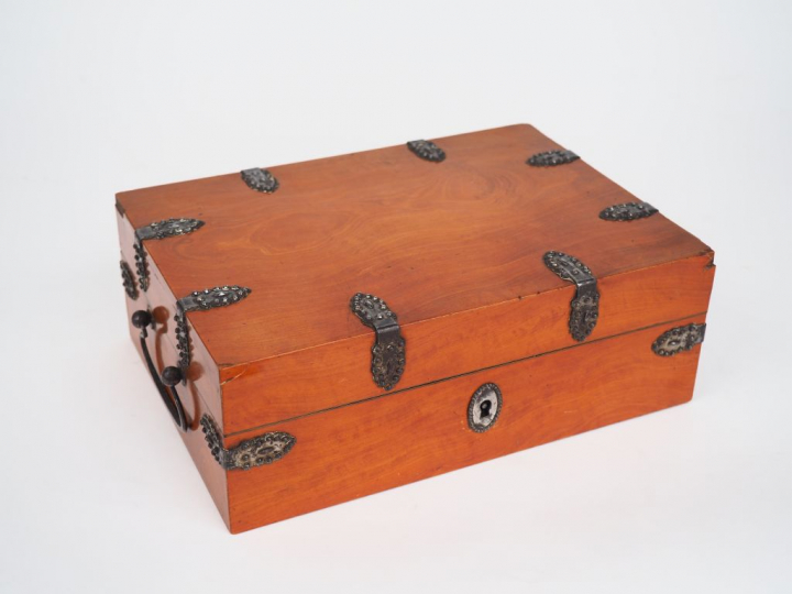 Coffret XIXème en bois et ferroneries interieur à fond de glace, conte