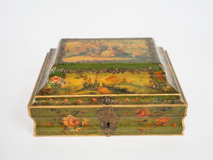 	Boite à perruque XVIIIème en vernis Martin à décor de scènes galantes