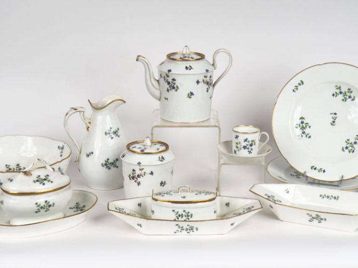 Partie de service de table en porcelaine, décor aux barbeaux comprenan