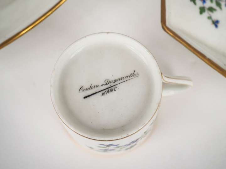 Partie de service de table en porcelaine, décor aux barbeaux comprenan