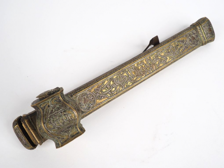 Encrier arabe en laiton ciselé à décor de calligraphie. L. 32 cm.