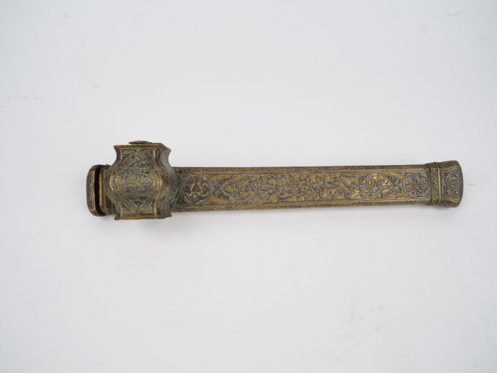 Encrier arabe en laiton ciselé à décor de calligraphie. L. 32 cm.