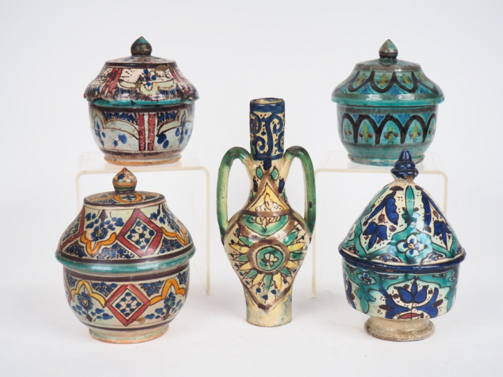 4 différents pots et un vase à anses en céramique du Maroc, à décor po