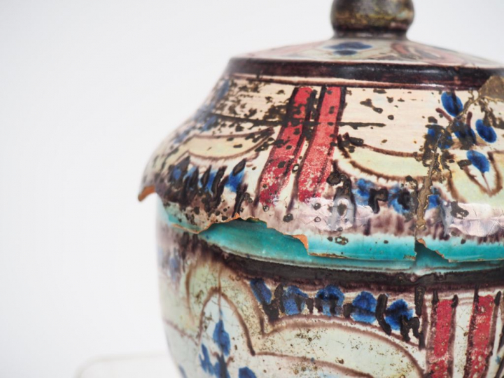 4 différents pots et un vase à anses en céramique du Maroc, à décor po