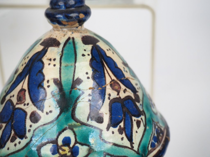 4 différents pots et un vase à anses en céramique du Maroc, à décor po