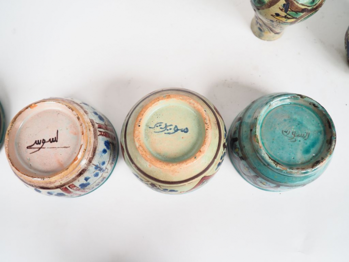 4 différents pots et un vase à anses en céramique du Maroc, à décor po