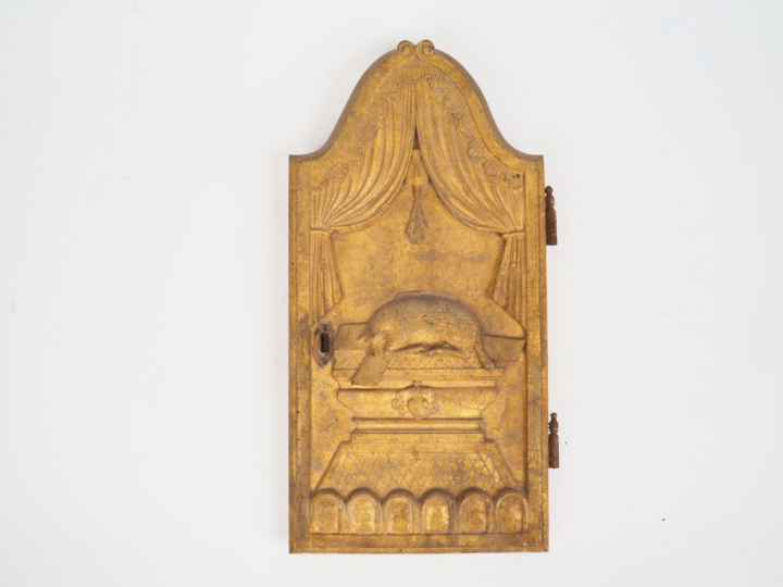 Porte de tabernacle XIXème en bois sculpté et doré figurant l'Agneau P