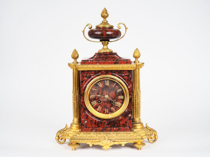 Pendule borne Napoléon III de style Louis XVI en marbre rouge et bronz