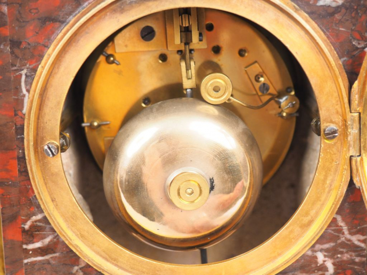 Pendule borne Napoléon III de style Louis XVI en marbre rouge et bronz