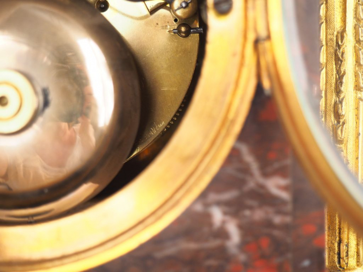 Pendule borne Napoléon III de style Louis XVI en marbre rouge et bronz