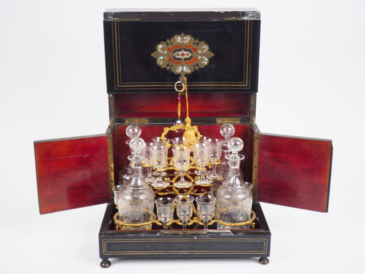 Cave à liqueur Napoléon III en marqueterie Boulle, et cristal. Compren