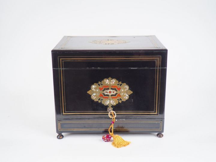 Cave à liqueur Napoléon III en marqueterie Boulle, et cristal. Compren