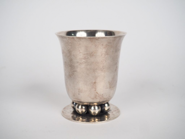 Jean DESPRES. Timbale tulipe en métal argenté. Signée. Dim. 9 x 7,6 cm