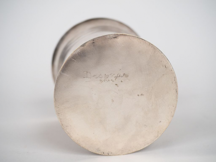 Jean DESPRES. Timbale tulipe en métal argenté. Signée. Dim. 9 x 7,6 cm