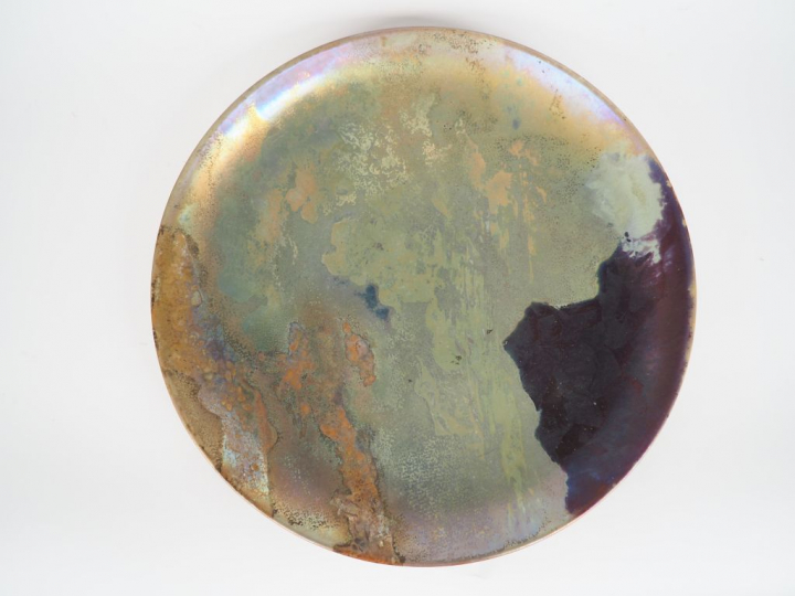 Clément MASSIER.  Grand plat en céramique irisée, à décor d'un paysage