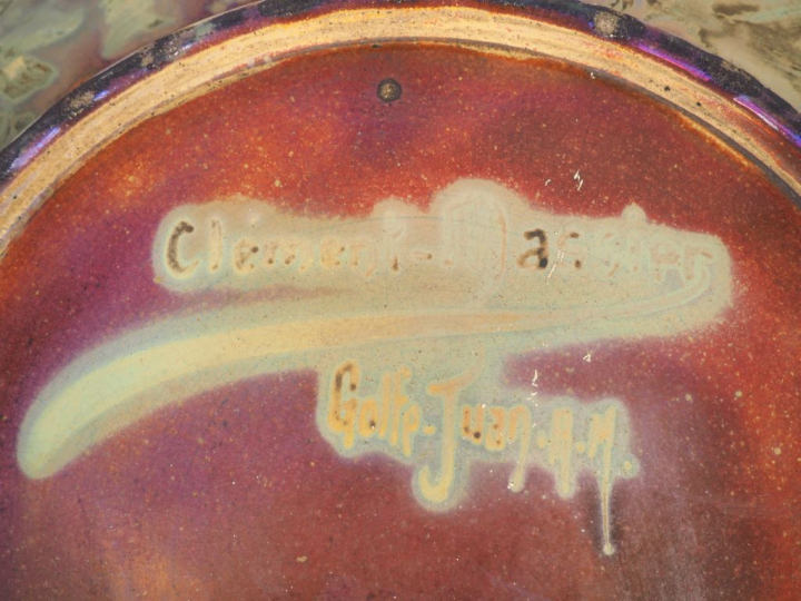 Clément MASSIER.  Grand plat en céramique irisée, à décor d'un paysage