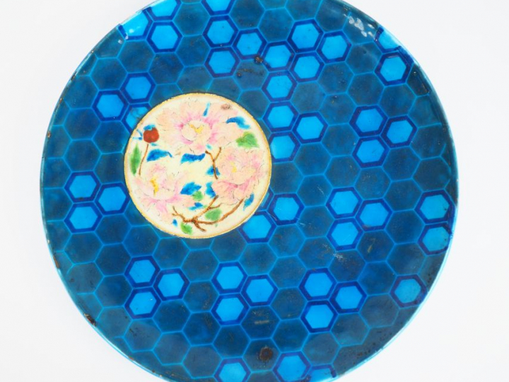 Jean VIEILLARD à Bordeaux.  Assiette en faïence polychrome à décor de 