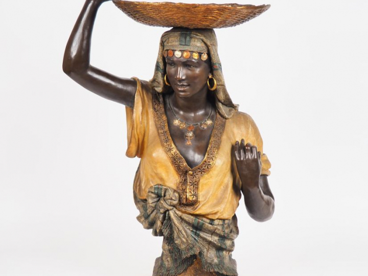 Friedrich GOLDSCHEIDER. "Jeune Mauresque au panier". Sculpture en stuc