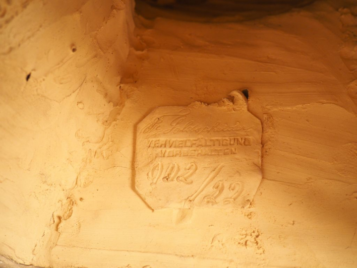 Friedrich GOLDSCHEIDER. "Jeune Mauresque au panier". Sculpture en stuc